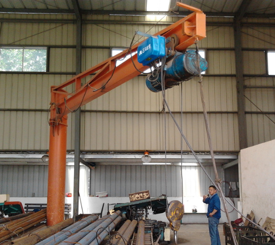 懸臂吊車間作業(yè)現(xiàn)場